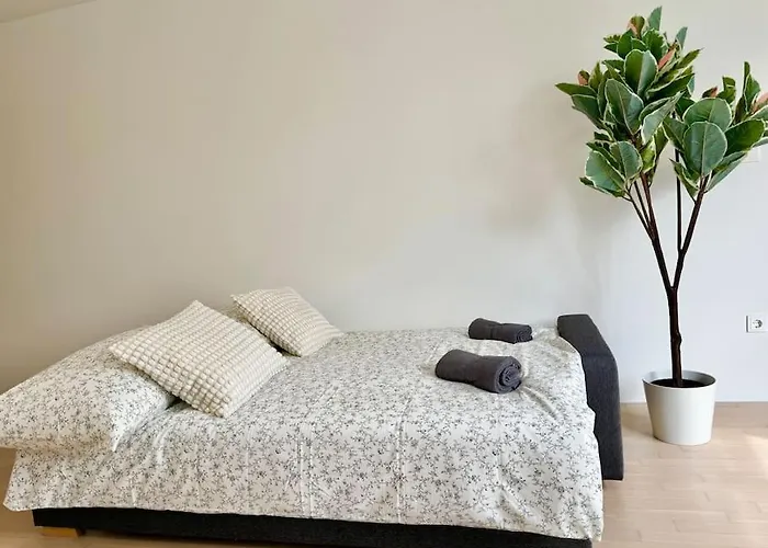 Prime Near Schoenbrunn Castle Apartment *