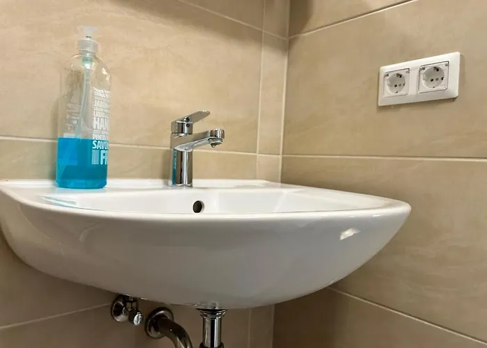 Prime Near Schoenbrunn Castle Apartment *